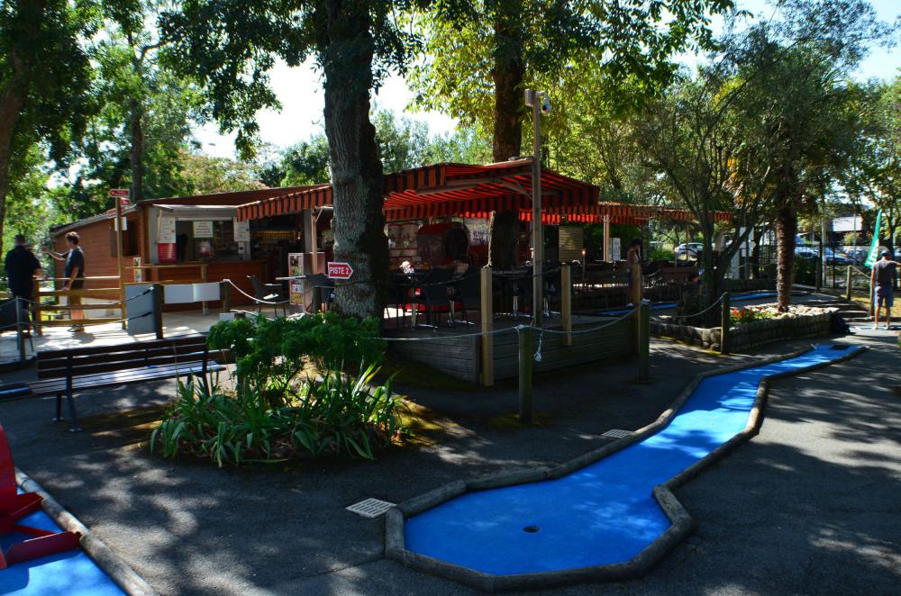 Le Mini-Golf du Mail est situé à proximité du Vieux Port de La Rochelle