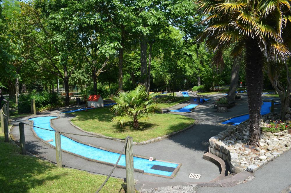 Le mini-golf du Mail : 18 trous, parcours de golf nocturne en plein centre ville de La Rochelle